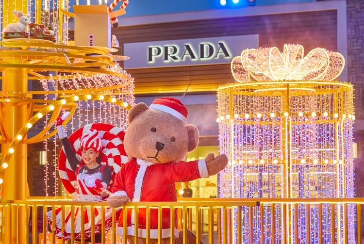 二期「Shopaholic Fantasy」：隧道旁巨型光雕禮物盒，宛如置身奇幻仙境中。業者提供