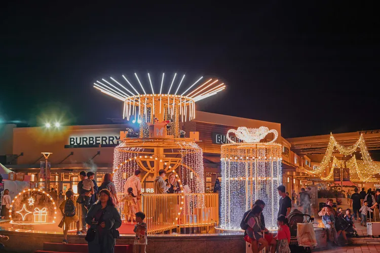 二期「Shopaholic Fantasy」：踏入購物狂的夢幻光廊中，還能看到各式精美禮品在上方旋轉配送中。業者提供