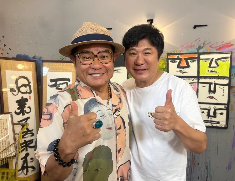 許效舜（左）上胡瓜網路節目，一來一往，氣氛高漲。《下面一位》提供