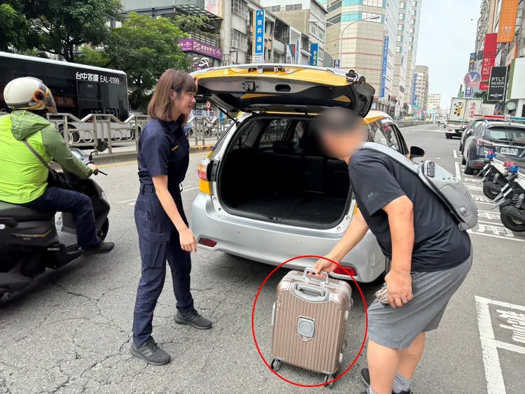 台中市二分局女警朱亞澤，協助韓國籍金姓遊客找回行李箱。警方提供