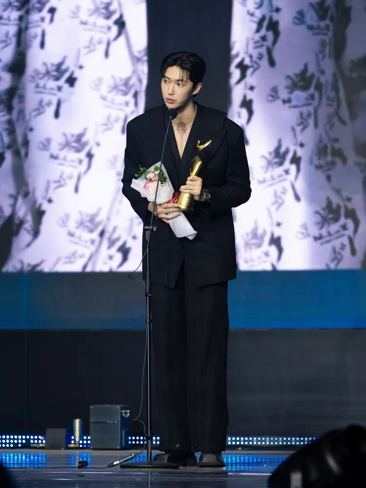 金雲在台上用3種語言致詞，坦言內心超緊張。伊林娛樂提供