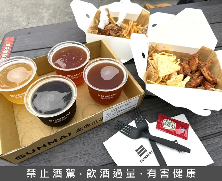 金色三麥現場販售搭配人氣下酒菜「椒香滿天飛」和「酥炸椒麻雞」。黃若綾攝