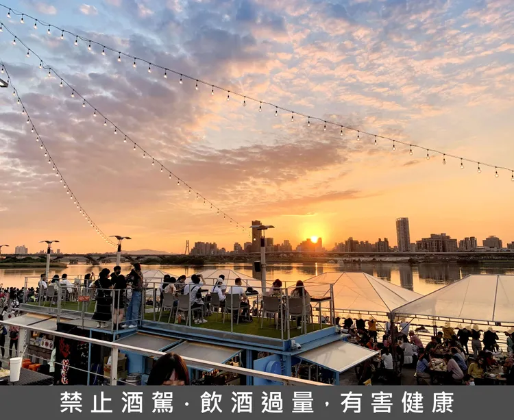 大稻埕碼頭貨櫃市集商家全力響應「金色三麥啤酒音樂節」。業者提供