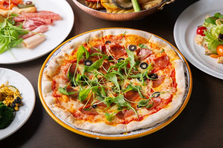 「環球熱食區」包含酥炸熱食、現烤義式披薩等。業者提供