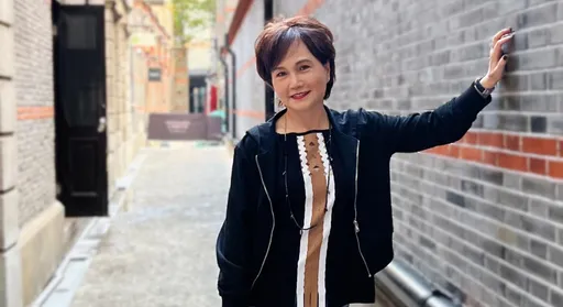 機場驚魂!沈春華圍巾被捲入輸送帶 「頸部遭拉」又跪地重摔