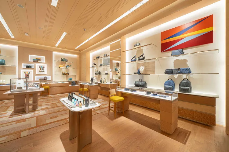 1F男士皮件配飾與高級腕錶區。品牌提供