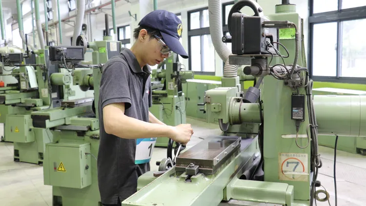 新北高工蔡鎰丞紮穩打，日練12小時，奪得模具組冠軍。分署提供