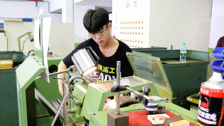 木柵高工沈詠宗第一次挑戰車床組即獲冠軍，令他非常開心。分署提供