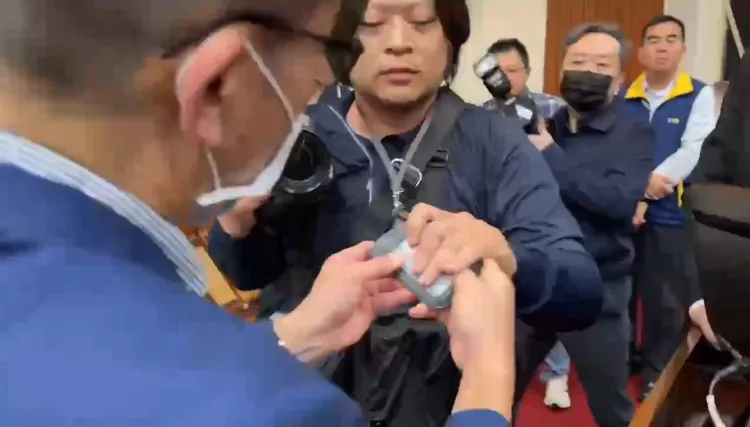 爭議十足的《財政收支劃分法》今於立法院財委會再戰，民進黨立委鍾佳濱突檢查記者證件。徐巧芯辦公室提供