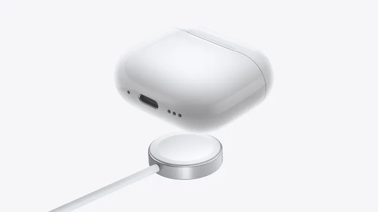 具「主動式降噪」的AirPods 4能以 USB-C 充電線、Qi認證充電器或Apple Watch充電器進行充電。翻攝蘋果官網