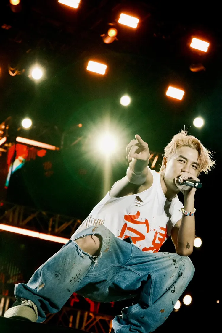 吳克群演出一半換上為台東設計的示愛T，掀起全場高潮。圖／滾石提供