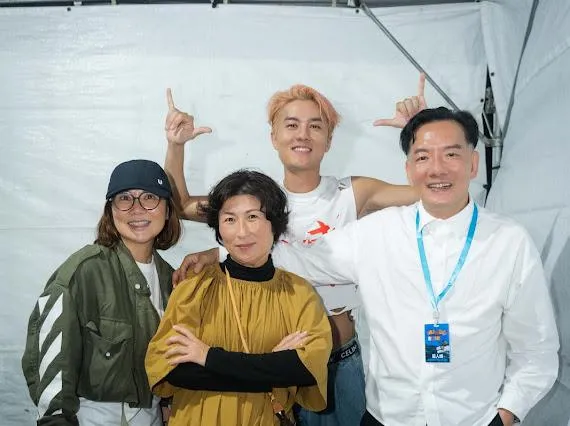 台東縣長饒慶鈴（左2）特別到後台感謝吳克群（右2）為台東的付出。圖／滾石提供