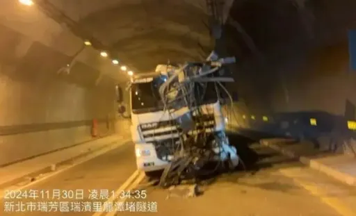 驚悚影片曝!台62線龍潭隧道「燈軌整排砸落」 2車遭擊中