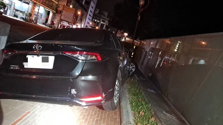 自小客車過彎時衝進台中公園旁人行道。民眾提供