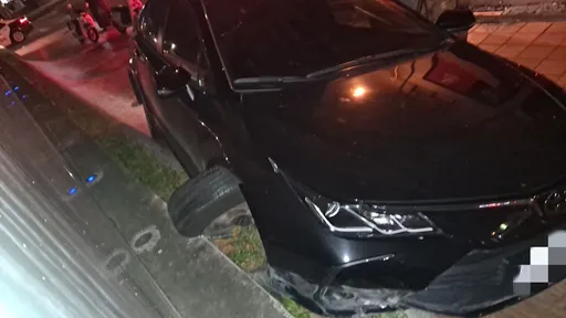 暗夜恍神!台中男駕車衝撞人行道路緣 輪胎「直角90度」