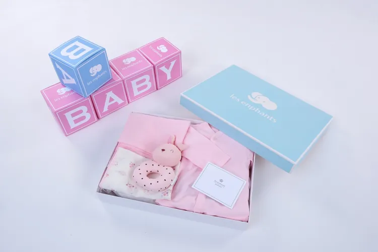 麗嬰房公益月特別推出限量早產兒守護禮盒，官網限定共計兩款式，圖為小兔守護禮盒。業者提供