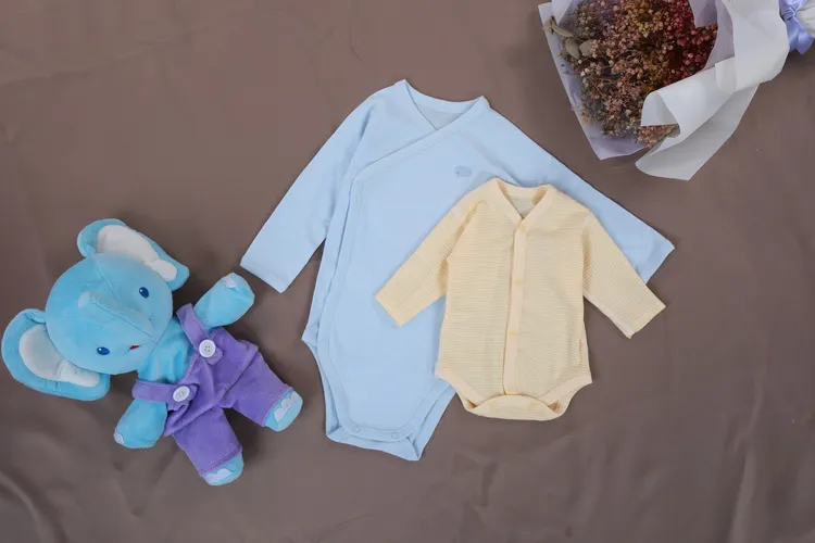 麗嬰房早產兒連身衣專為早產兒設計尺寸，避免過大產生的照護問題。業者提供