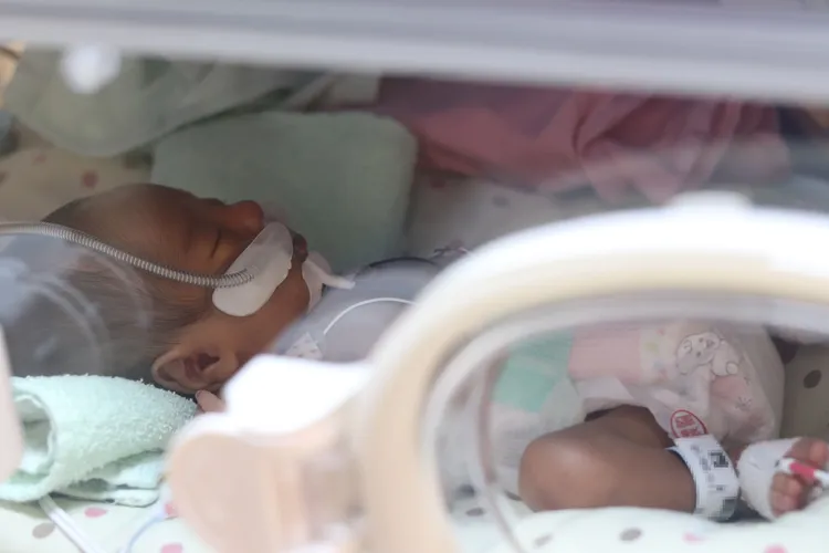 少子化降低外界對早產議題的關心度，易忽略早產兒從出生到成長階段所面臨的嚴重性。宜蘭羅東聖母醫院提供