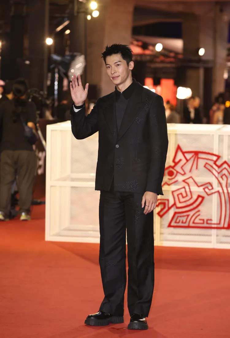 許光漢以一身FENDI的2024冬季假日限定系列登場。攝影中心攝