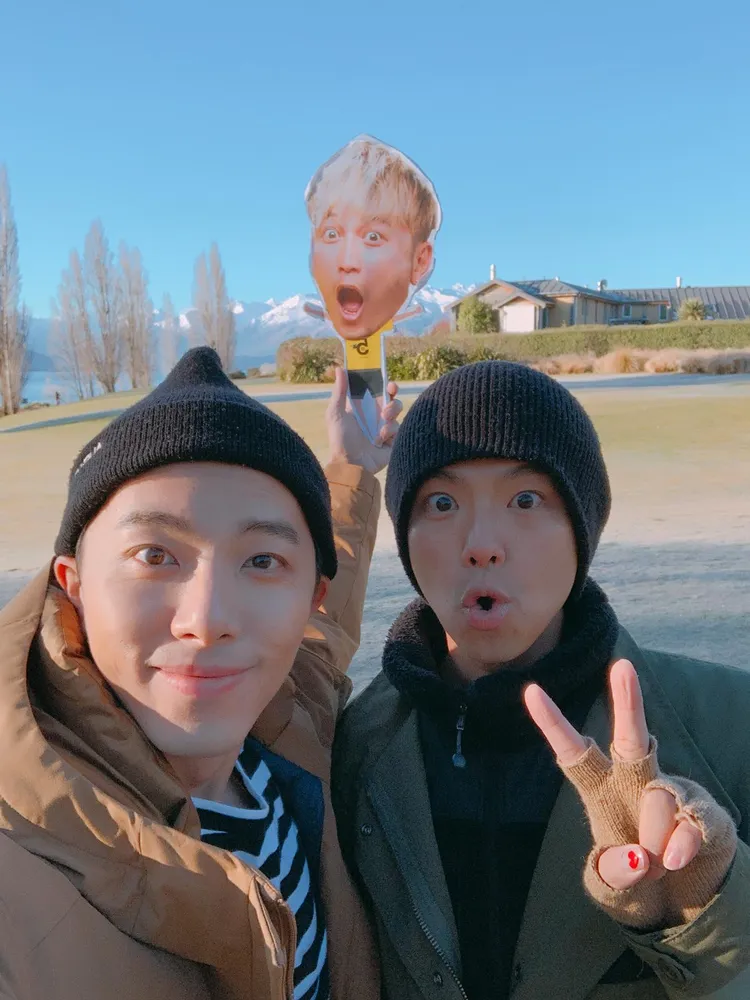 坤達（左起）、小鬼合影。《綜藝玩很大》提供