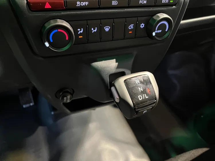 懸浮式的排檔座，能將空間利用最大化，並且讓駕駛左右進出更便利。周奕豪攝