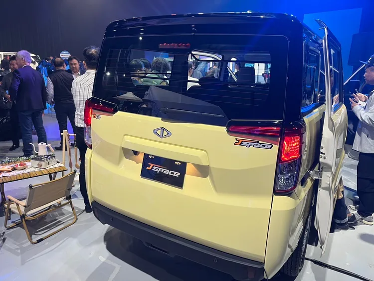 新世代J SPACE 廂車推出Two-Tone車色，搭配經銷商9種時下潮流個性雙色噴塗選配，共18種顏色隨選隨配。周奕豪攝