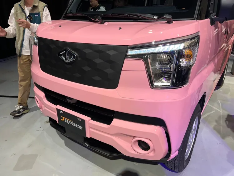 重新設計的車頭整合LED日行燈，水箱罩並採菱格紋路鋪陳。周奕豪攝