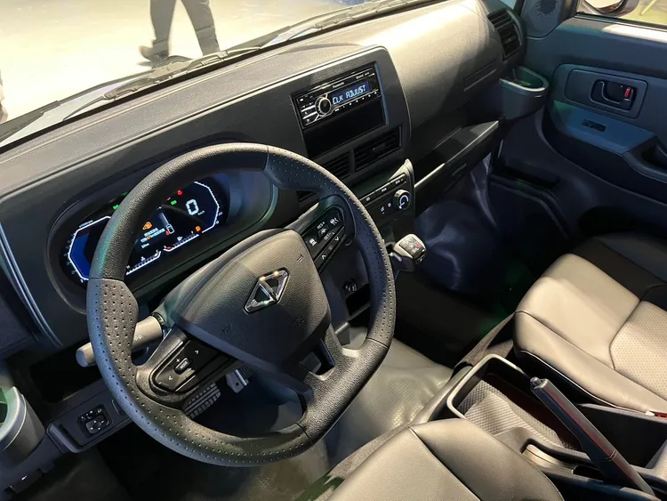 全新設計的中控台，首度加入彩色液晶數位儀表板。周奕豪攝