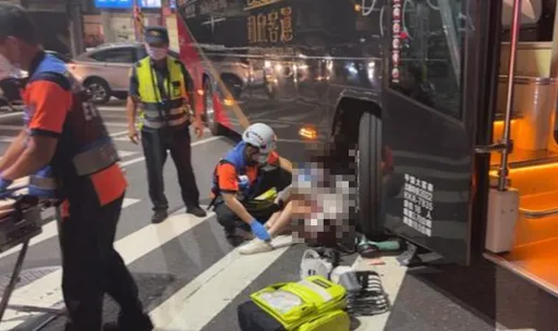驚險影片|巴士違規右轉撞電輔車 16歲少女險捲輪下!車被壓成廢鐵