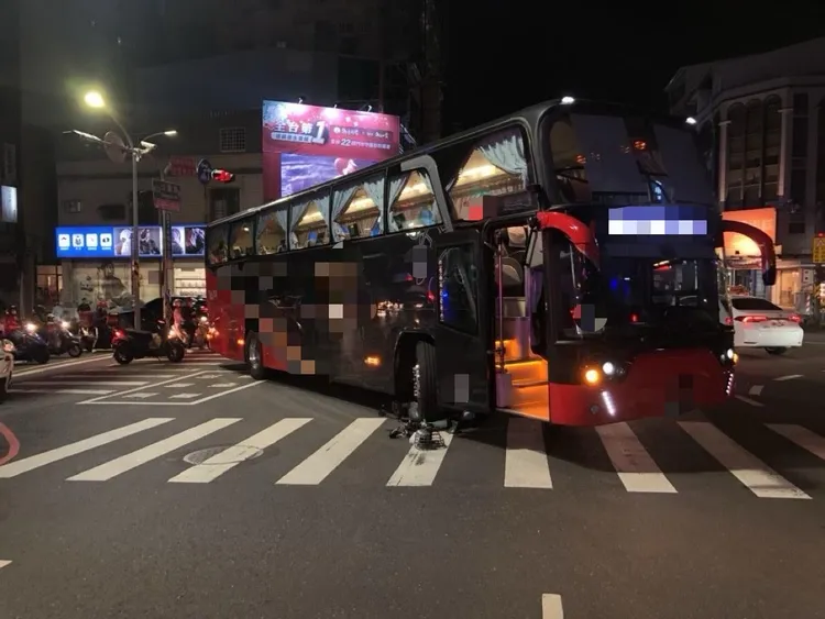 客運右轉時撞上直行電輔車，電輔車被捲入車底。民眾提供