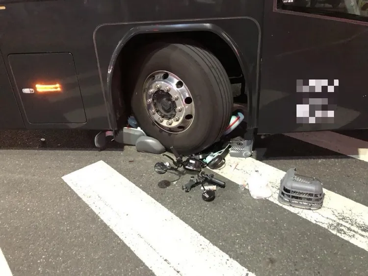 電輔車幾乎被壓爛，騎士瞬間跌落一旁，躲過一劫。民眾提供