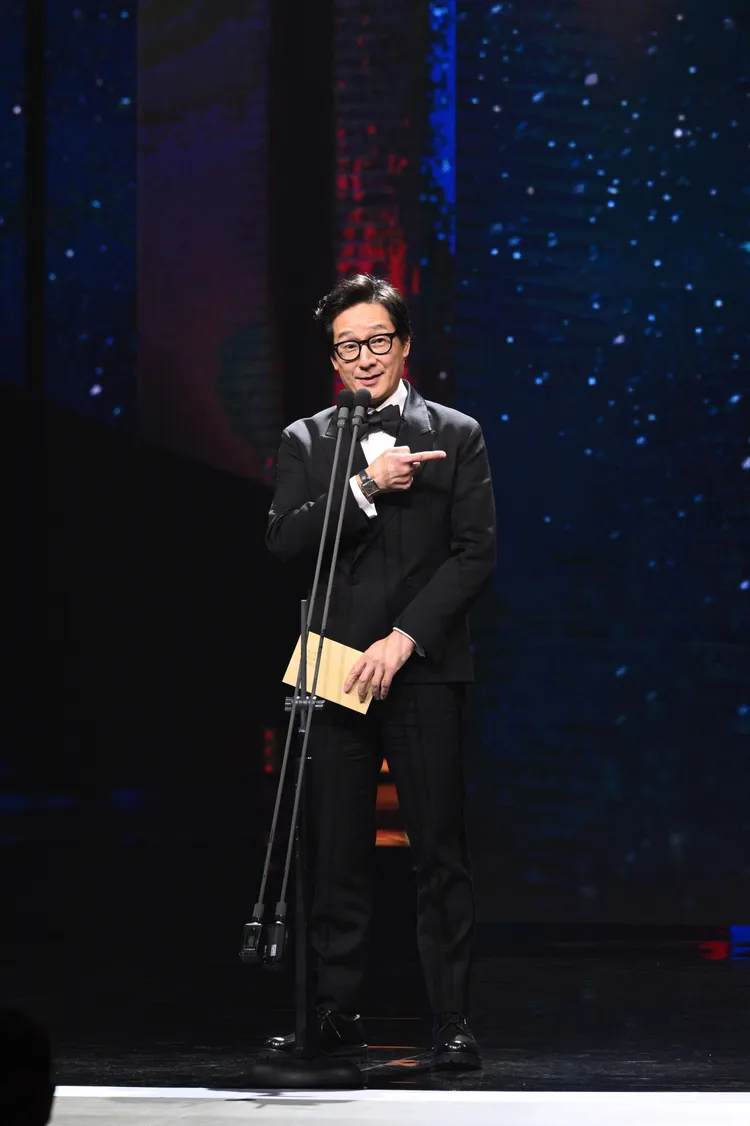 關繼威頒發最佳男主角，先講中文再講英文。金馬執委會提供