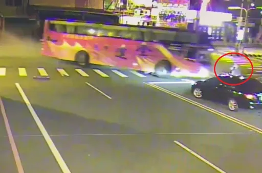 生死一瞬間！苗栗遊覽車失控逆撞　23歲女騎士及時跳車逃死劫