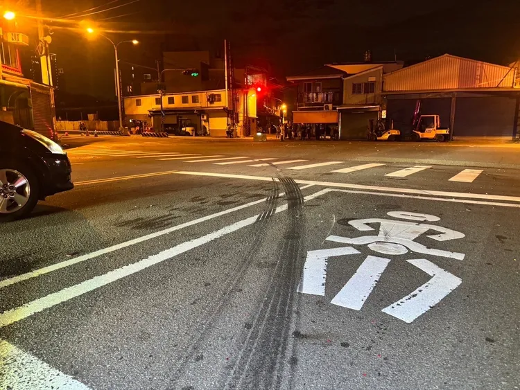 遊覽車留下又長又深的煞車痕。民眾提供