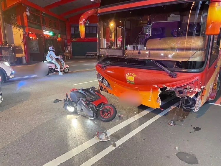 遊覽車擦撞護欄後朝女騎士逆向而來，所幸她及時逃開。民眾提供