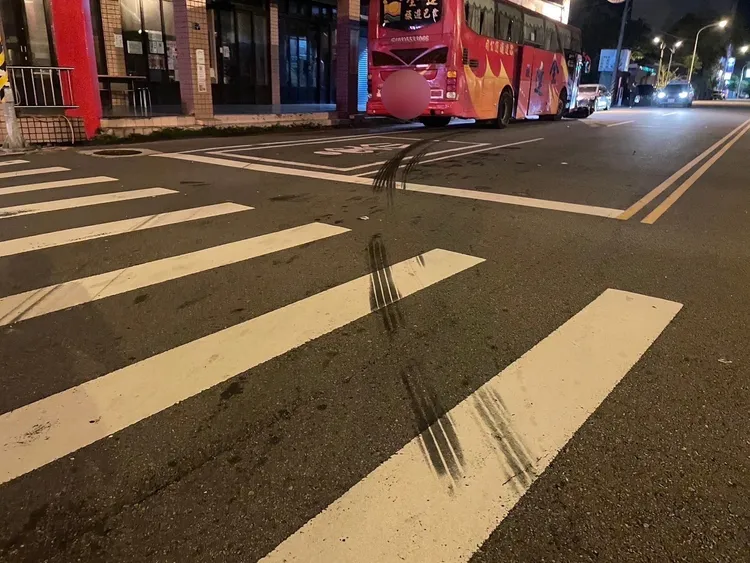 遊覽車留下又長又深的煞車痕。民眾提供