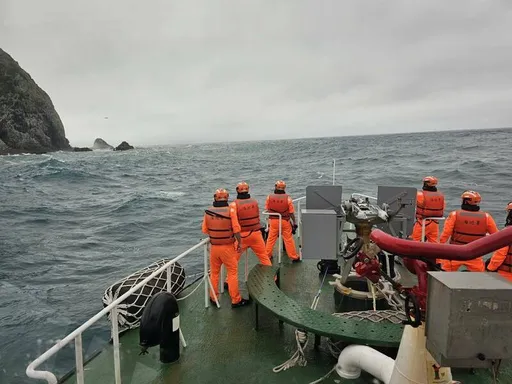 海釣船載運7釣客疑遭浪襲墜基隆嶼海域 6獲救1失聯