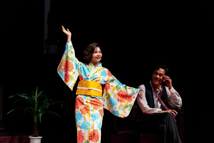 于子育化身媽媽桑。瘋戲樂工作室提供