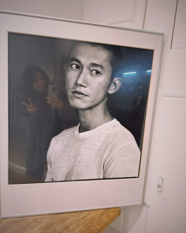 邵雨薇攝影展展示拍攝的男友肖像，巧妙與他「合影」。翻攝自邵雨薇臉書