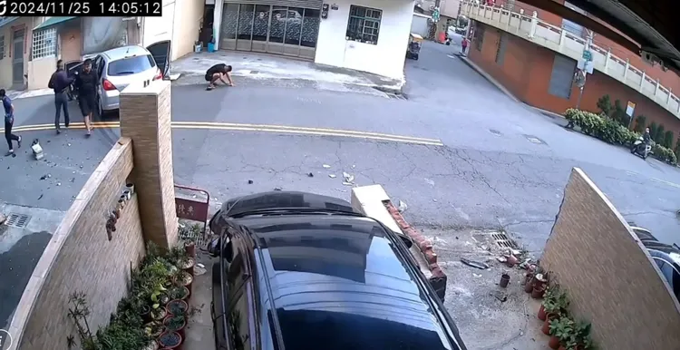 事發後同行友人有的痛的蹲地抱頭，有的竟直接離開現場。民眾提供