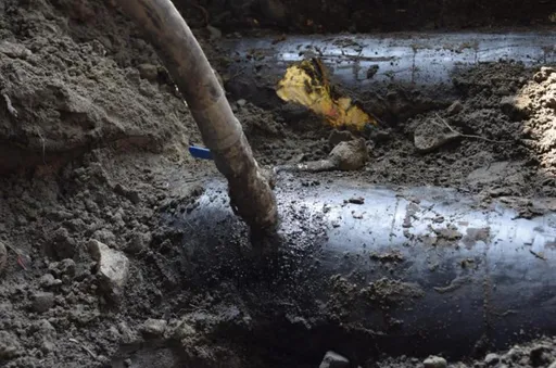 偷師韓片《霹靂油俠》橋段！租房鑿孔偷6萬元柴油被逮　盜油集團還得賠中油上百萬