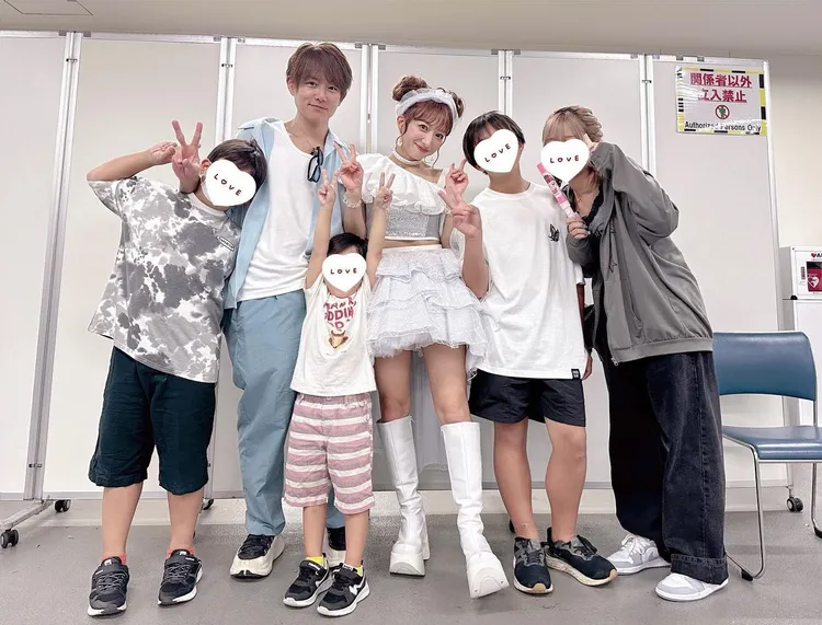 辻希美（右三）去年參加早安家族25周年演唱會，老公杉浦太陽（左四）和4個小孩都來應援。翻攝辻希美IG