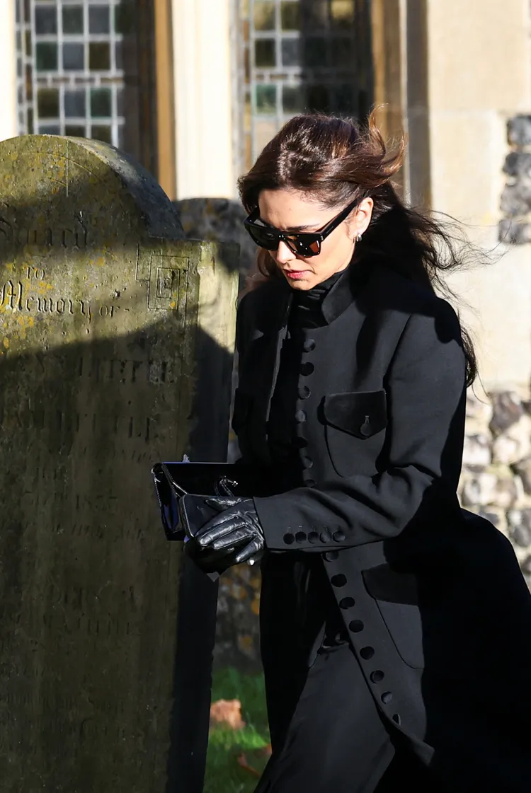 與連恩育有1子的雪莉兒面容哀戚現身。路透