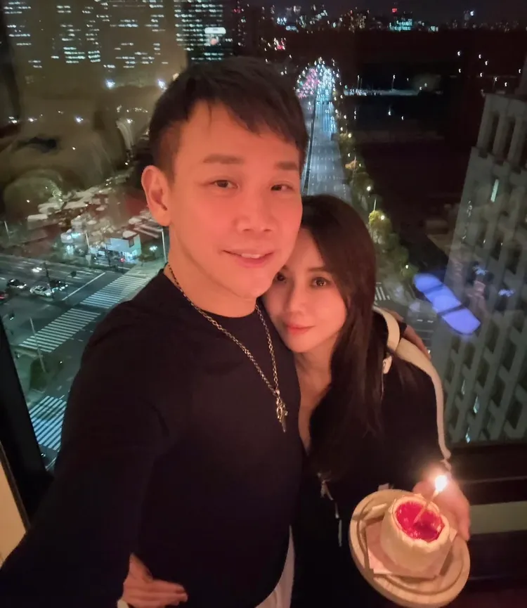 陶喆陶摟愛妻Penny。翻攝陶喆臉書