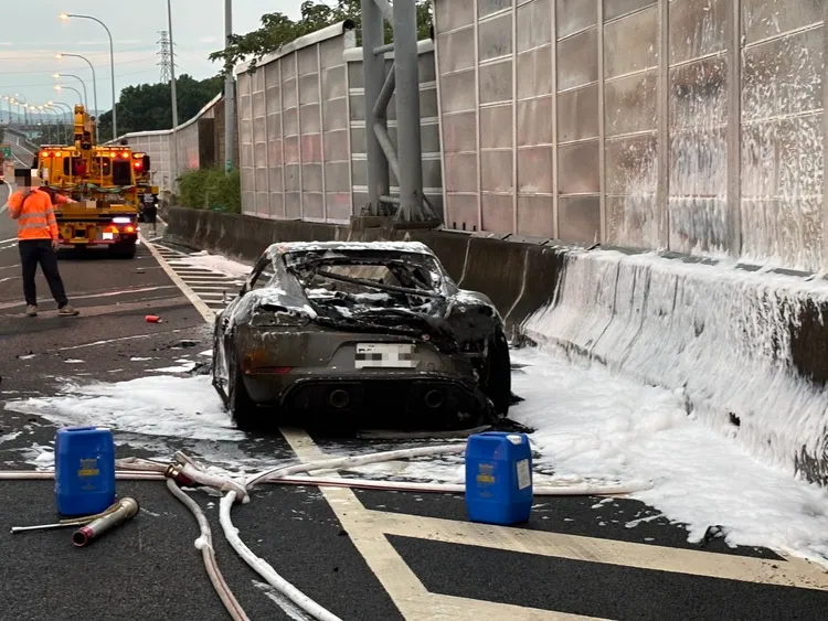 300多萬元起跳的保時捷跑車燒到剩骨架殘駭。民眾提供
