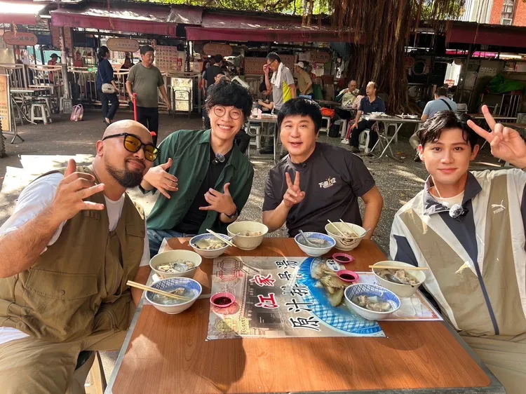 美麗本人（左起）、盧廣仲、胡瓜、李玉璽等邊走邊吃美食。《下面一位》提供