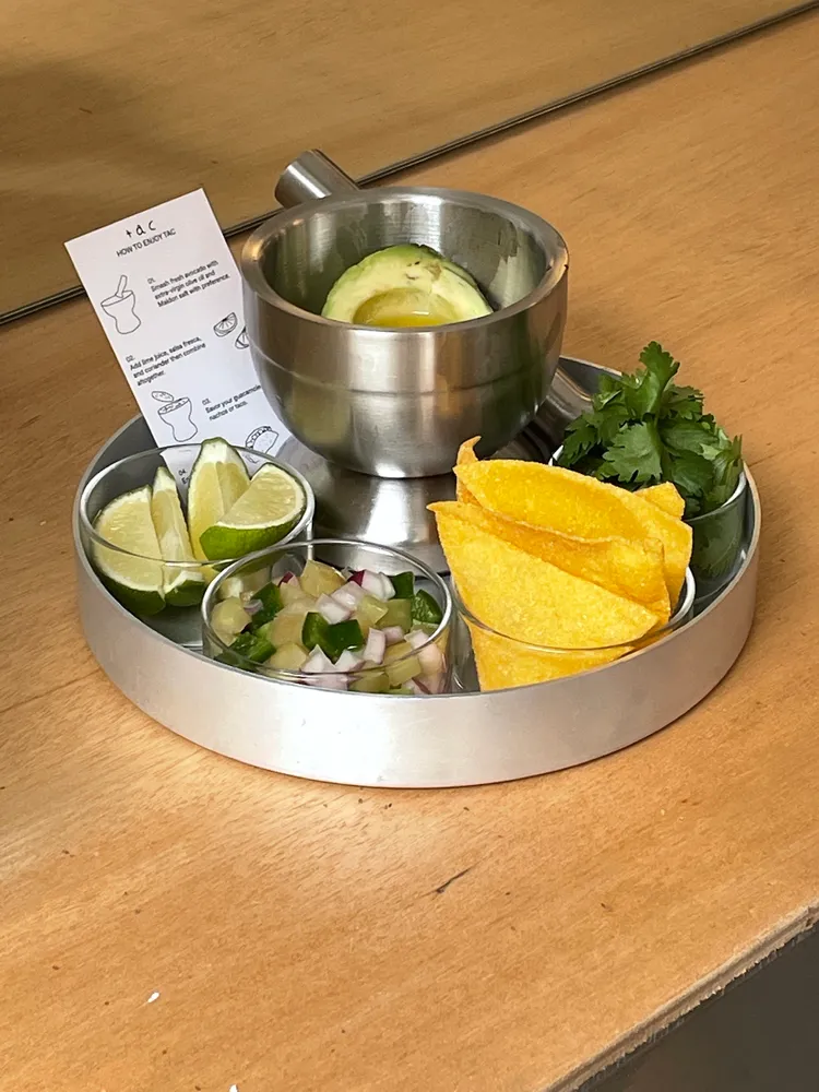 韓國tac.seoul店內最知名的DIY手搗酪梨醬玉米片。業者提供