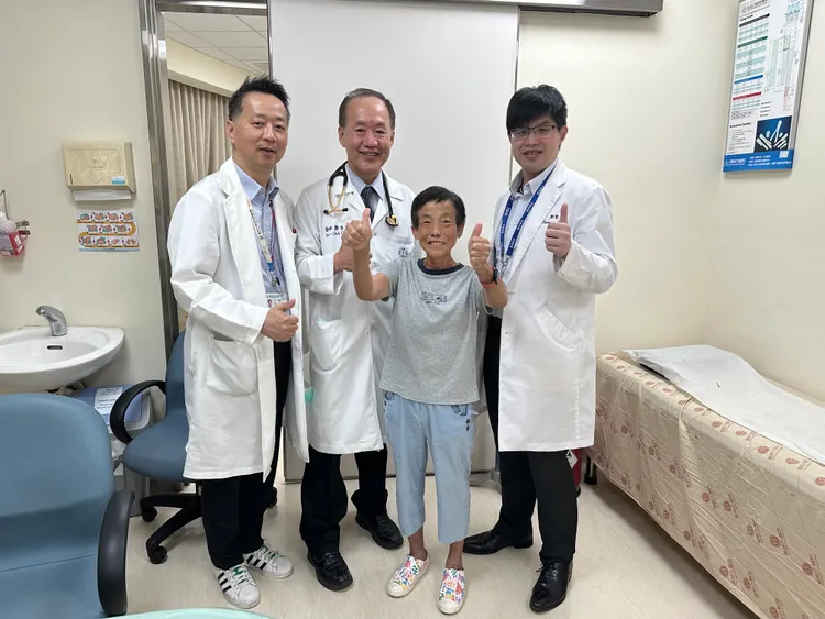 內科部張建榮主任(左一)、鄭伯智副院長(左二)、心臟外科郭家誠醫師(右一)與患者合照。童綜合提供