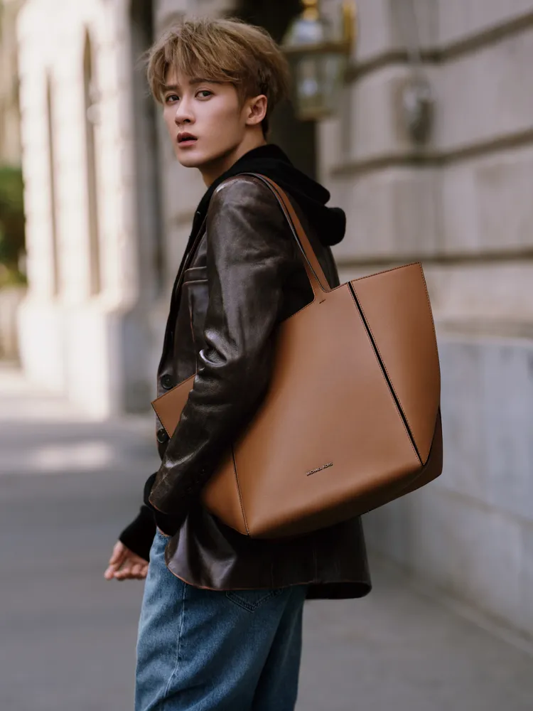 檀健次肩背MICHAEL KORS JORDI棕色托特包，2萬1100元。品牌提供