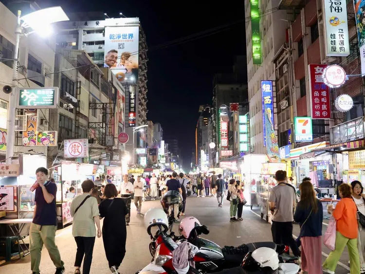 福容徠旅高雄店步行即可到達六合夜市。業者提供